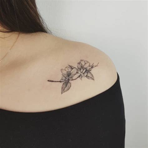 los mejores tatuajes en el pecho para mujeres|36 tatuajes en el pecho o pectoral para mujeres